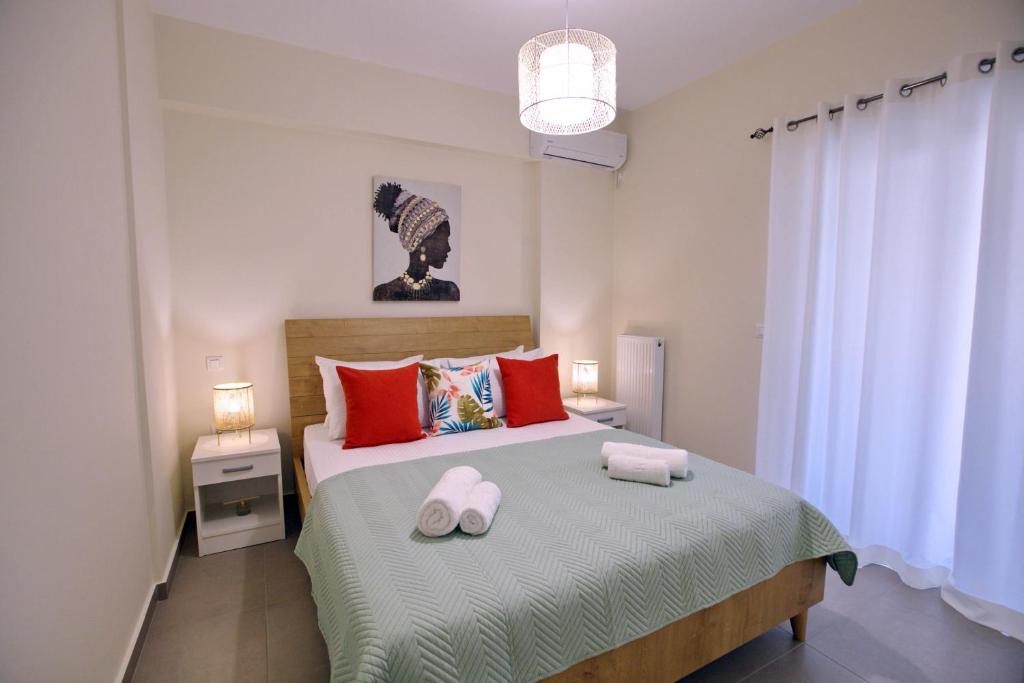 een slaapkamer met een bed met twee handdoeken erop bij 90° - Ninety Degrees in Nafplio