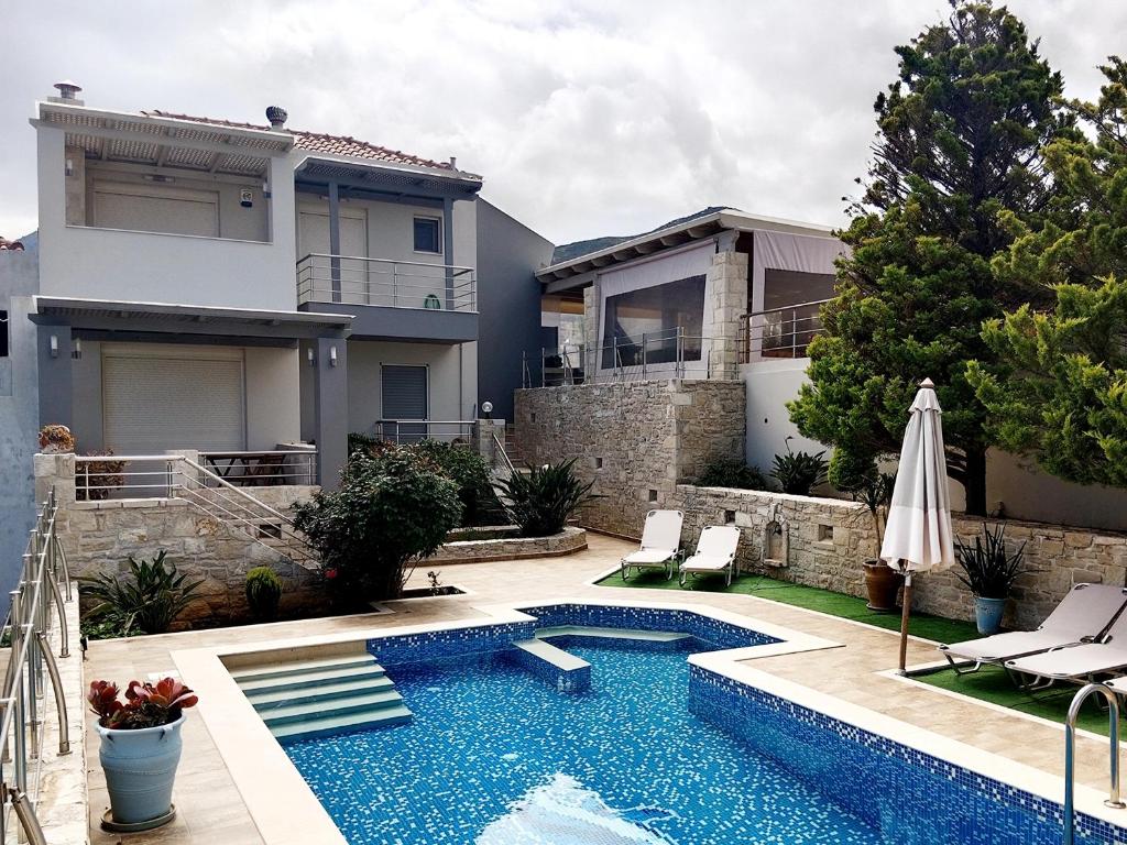 een villa met een zwembad voor een huis bij Korfe Estate in Fodele