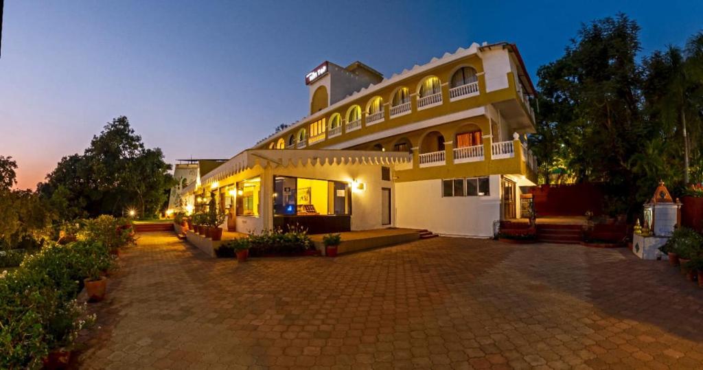 Hill Top, Panhala - Housity