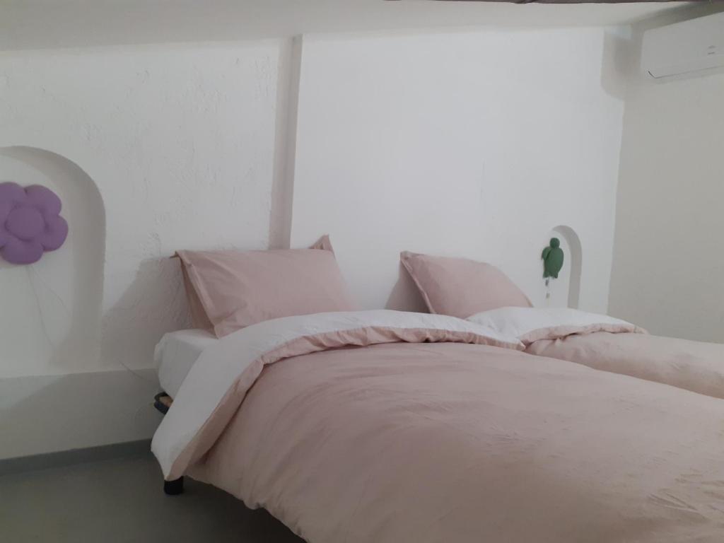 Łóżko lub łóżka w pokoju w obiekcie Villa VUE MER plage de La FOSSETTE 5mn à pied Proche du Centre