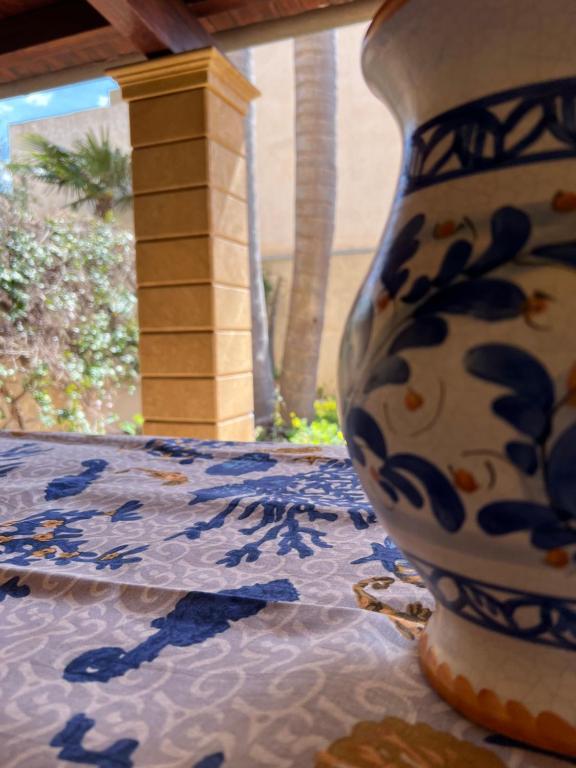 un jarrón azul y blanco sentado en una mesa en Oasi Sicula Apartment, en Petrosino