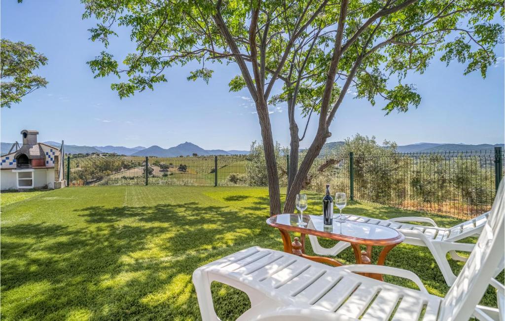 una mesa y sillas en un césped con vistas en Lovely Home In Prado Del Rey With House A Mountain View, en Prado del Rey