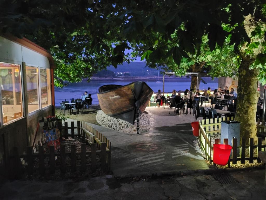 una fuente de agua frente a un restaurante en Complejo turistico el Merendero, en Finisterre