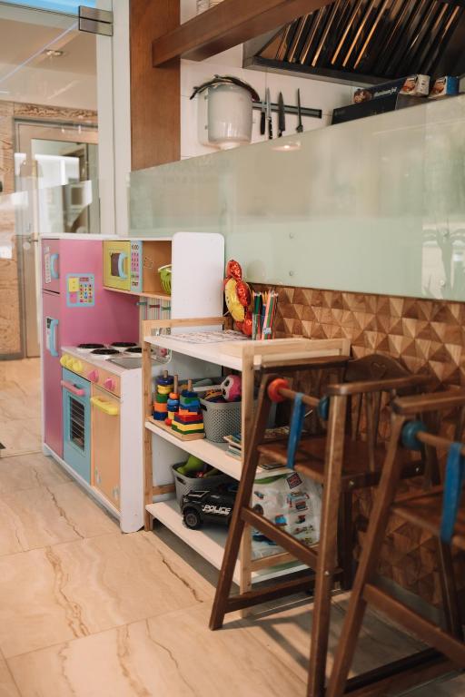 Kuchyň nebo kuchyňský kout v ubytování Merepargi ApartHotel & Cafe