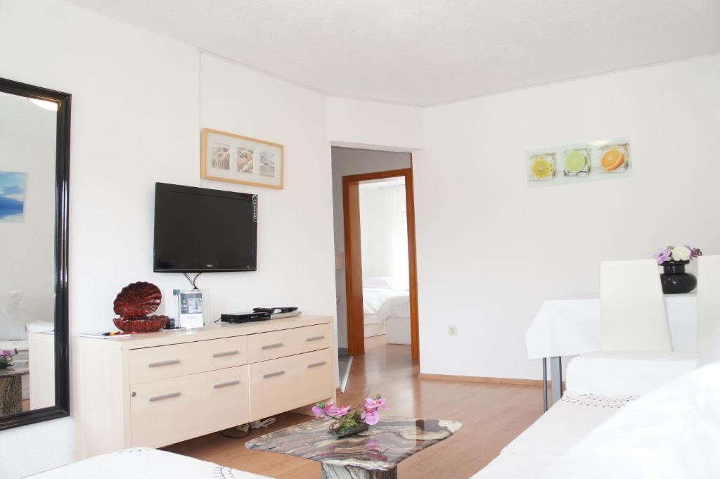 Apartments Zara - Apartment With Balcony