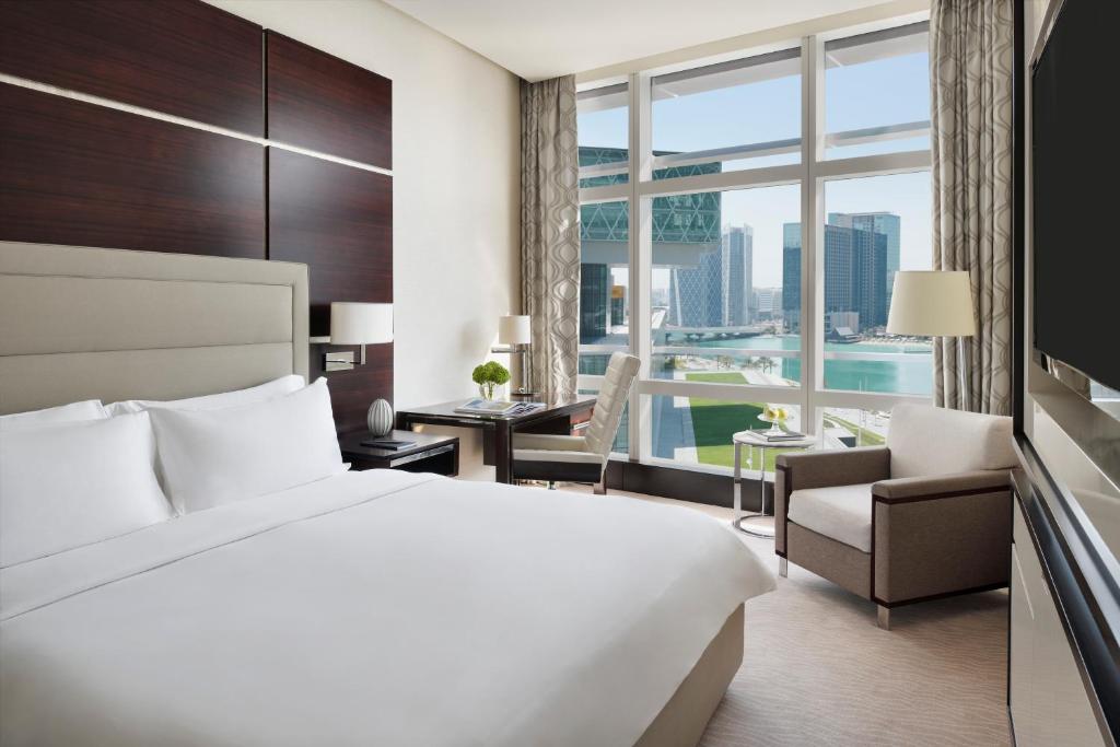 Postel nebo postele na pokoji v ubytování Rosewood Abu Dhabi