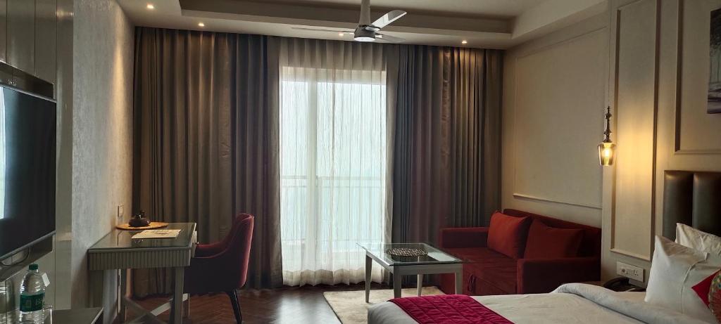 TV a/nebo společenská místnost v ubytování Vaydantaa - Luxury Boutique Resort Mussoorie
