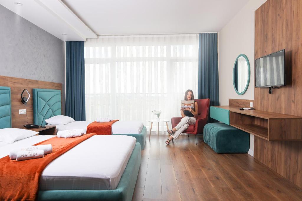 Ένα ή περισσότερα κρεβάτια σε δωμάτιο στο Nafron Hotel