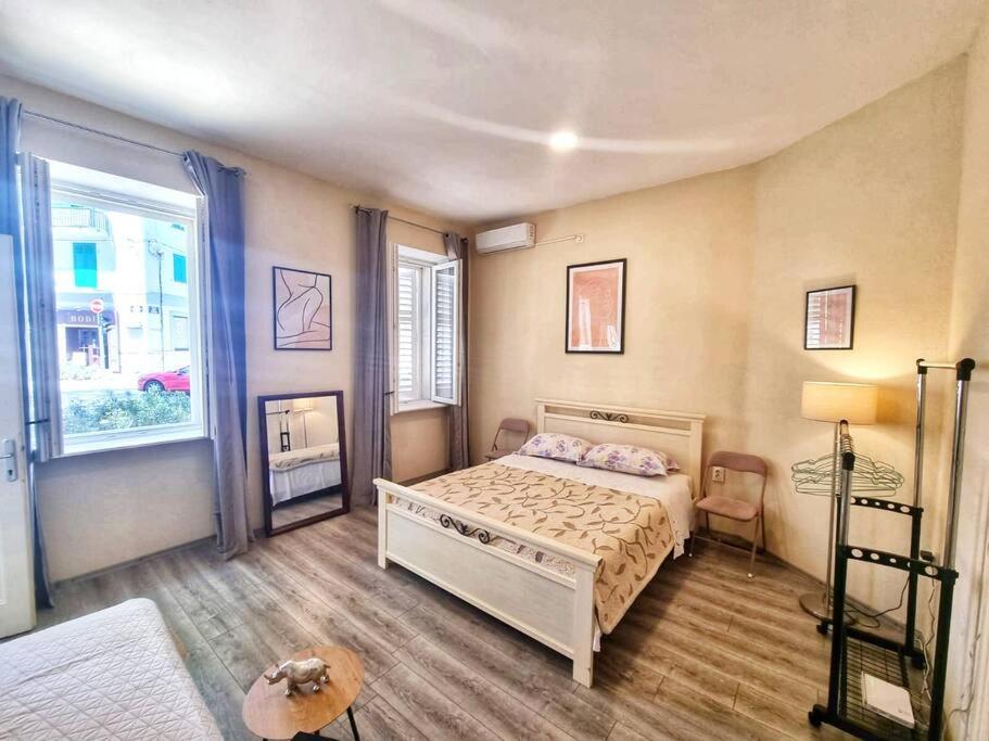 1 dormitorio con cama y ventana en Dalmatian Apartment in the City Center en Split