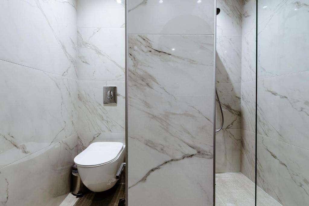 A bathroom at Akrotiri Seaside Project