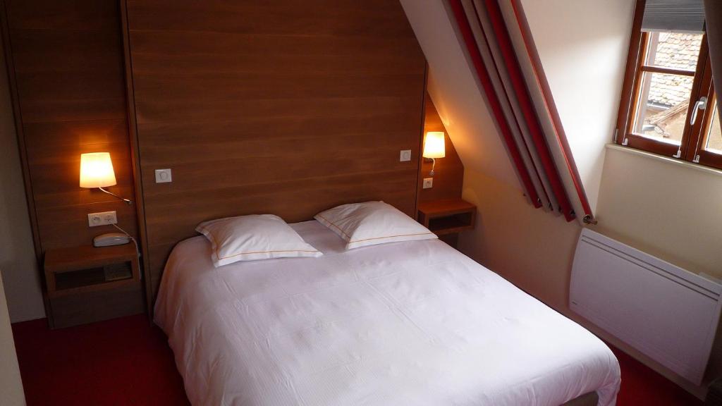 Postel nebo postele na pokoji v ubytování Hôtel Winzenberg