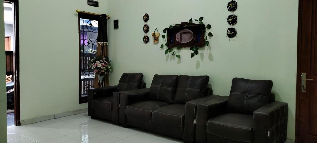 - un salon avec un canapé et une télévision dans l'établissement Kelana Homestay, 