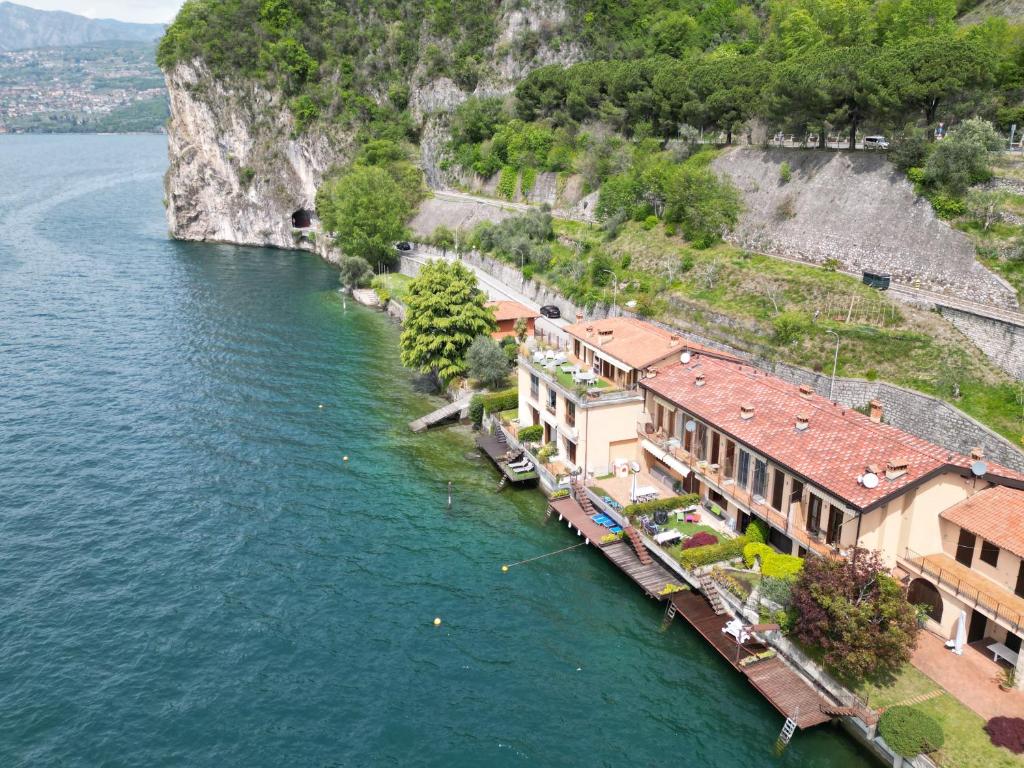 eine Luftansicht eines Gebäudes auf dem Wasser in der Unterkunft Casa Vacanze Finestra del Pescatore in Marone