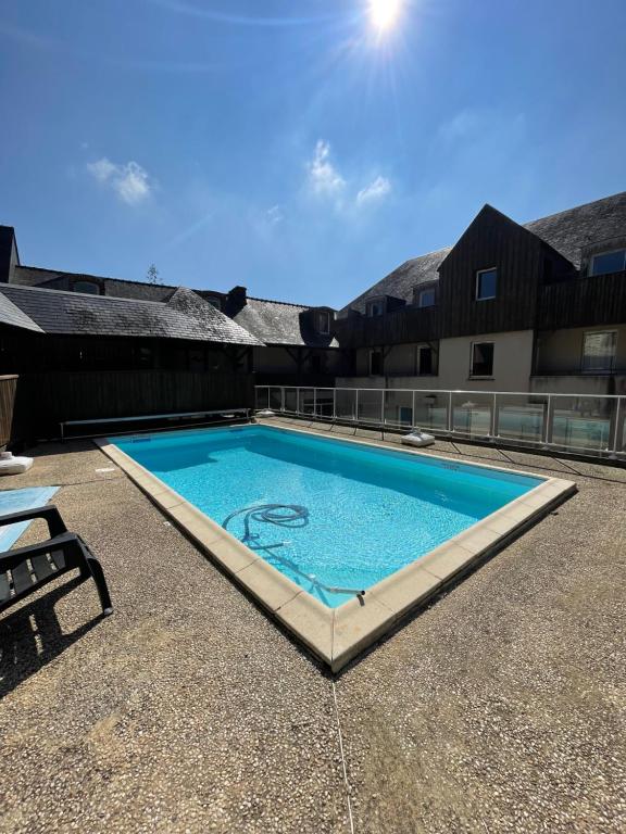 a large swimming pool sitting on top of a patio at Studio - 19 in Rochefort-en-Terre