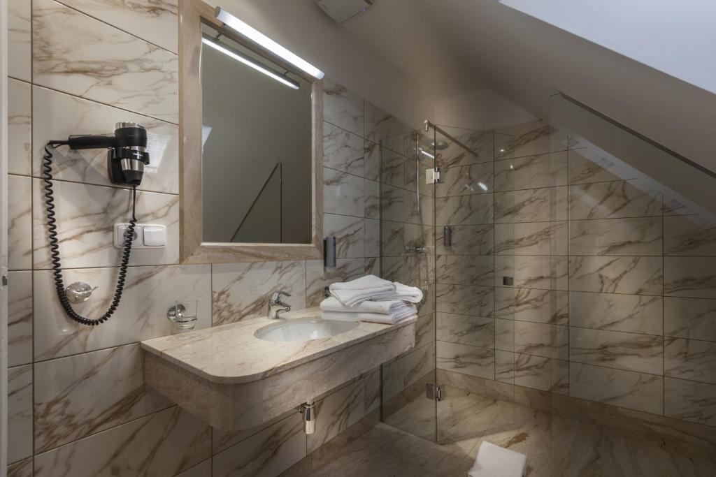 Koupelna v ubytování Little King Hotel U Malvaze