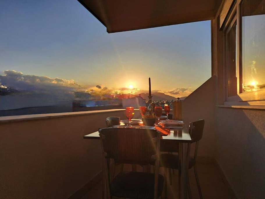 een tafel en stoelen in een kamer met een raam bij ANTALYA DubleX in Antalya