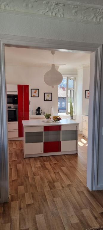 a kitchen with a red and white island in a room at Ferienwohnung Marktblick Goslar in Goslar