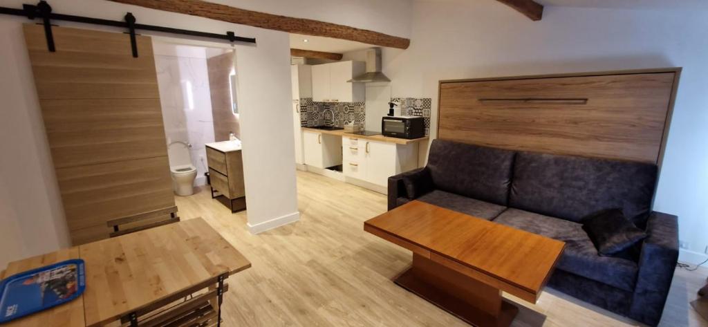 un salon avec un canapé et une table dans l'établissement Vieux Nice a 2min de la mer, à Nice