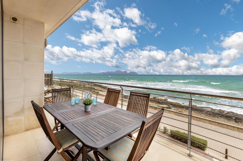 Fotografie z fotogalerie ubytování Seafront duplex apartment 200 m from Beach v destinaci Can Picafort