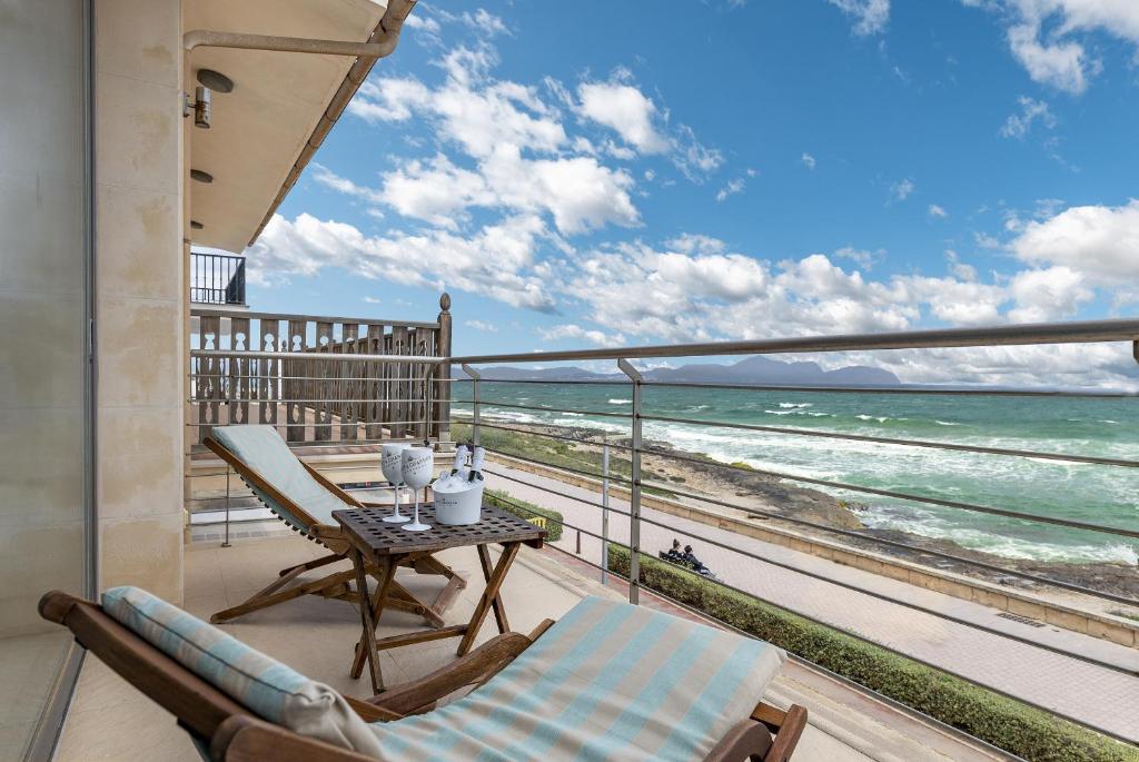 Fotografie z fotogalerie ubytování Seafront duplex apartment 200 m from Beach v destinaci Can Picafort