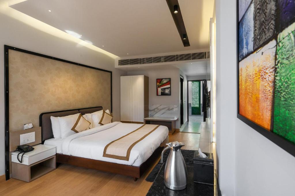 Postel nebo postele na pokoji v ubytování Sterling Legacy Shimla
