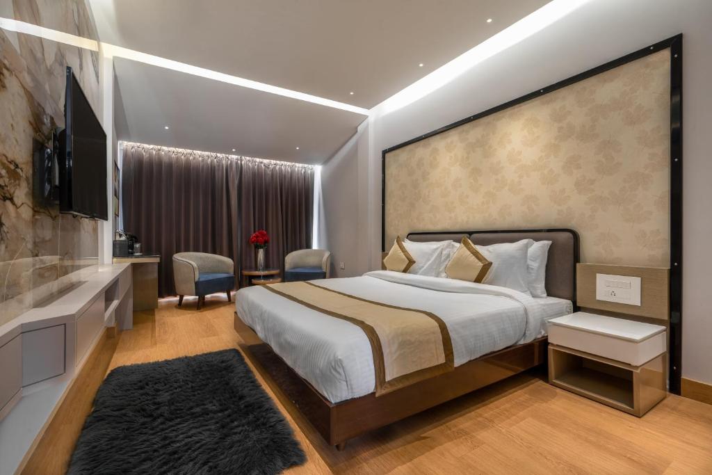 Postel nebo postele na pokoji v ubytování Sterling Legacy Shimla