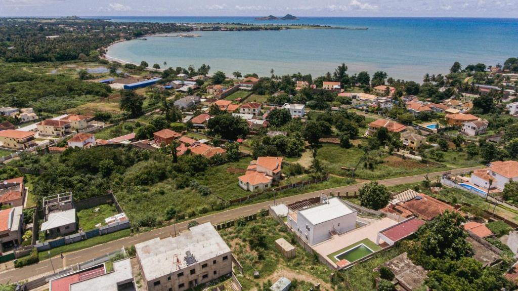 una vista aerea di una città e dell'oceano di Holiday Home in São Tomé a São Tomé