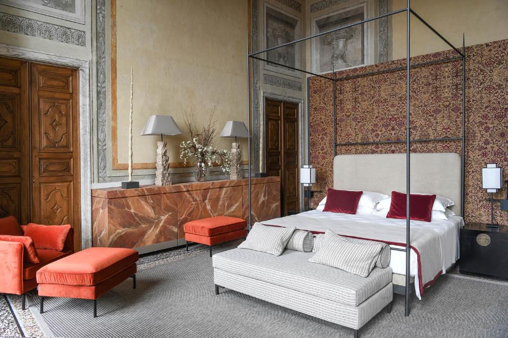 Postel nebo postele na pokoji v ubytování Hotel Palazzo Durazzo Suites