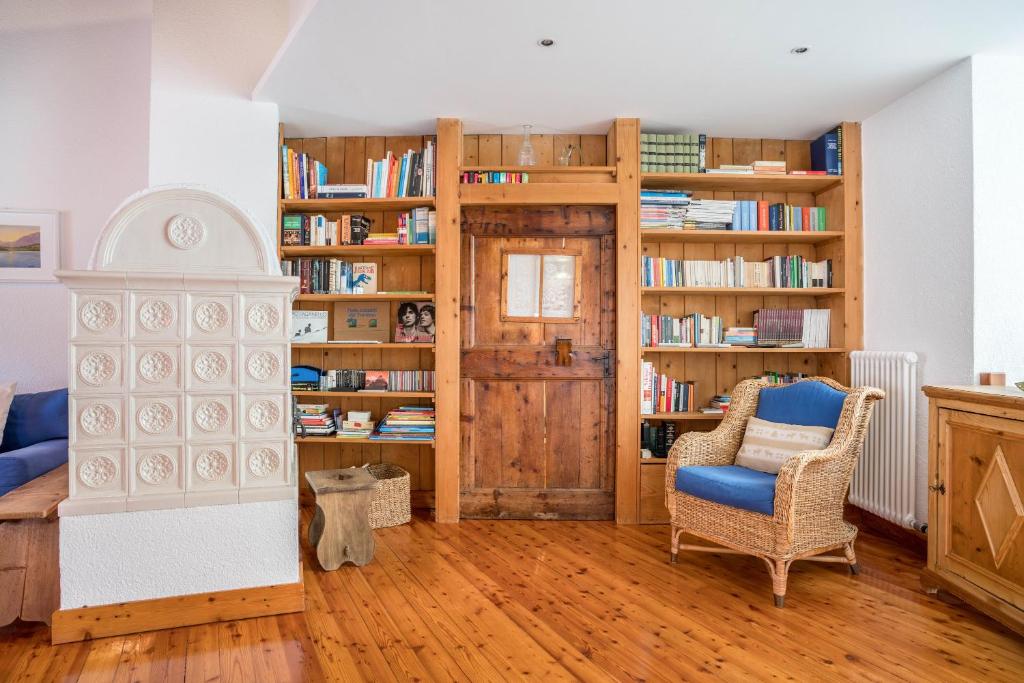Zimmer mit einem Bett und Bücherregalen in der Unterkunft Wunderhorn in Civezzano