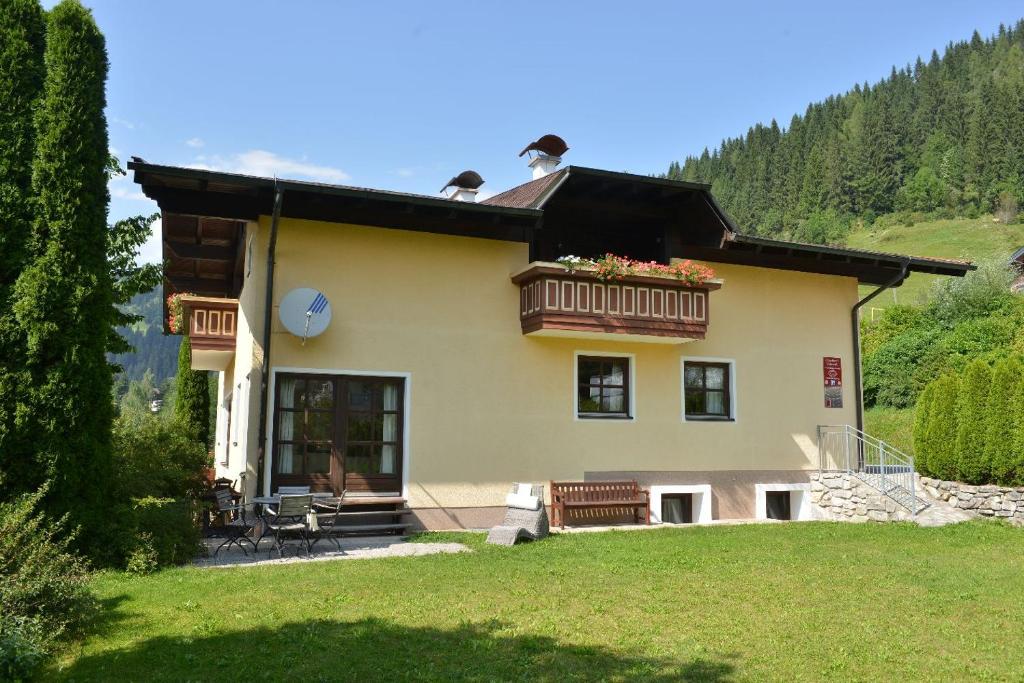 ein Haus mit einer Bank davor in der Unterkunft Kesselgrubs Wohlfühlappartements in Eben im Pongau