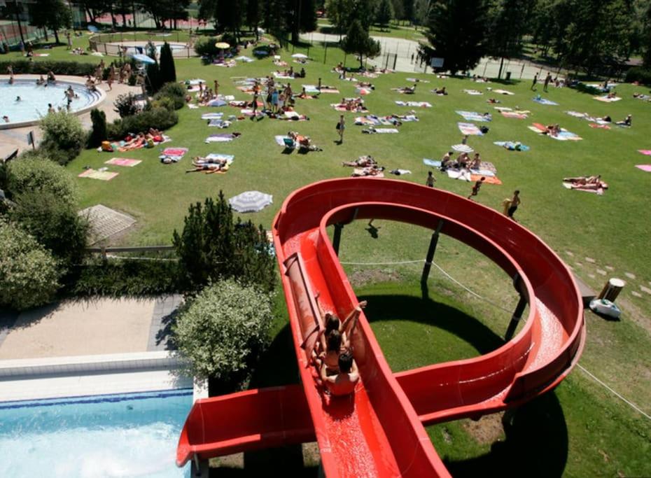 una multitud de personas en un parque con una piscina en Bungalow 3 chambres pour 6 pers avec Climatisation Camping 3 etoiles en Samoëns