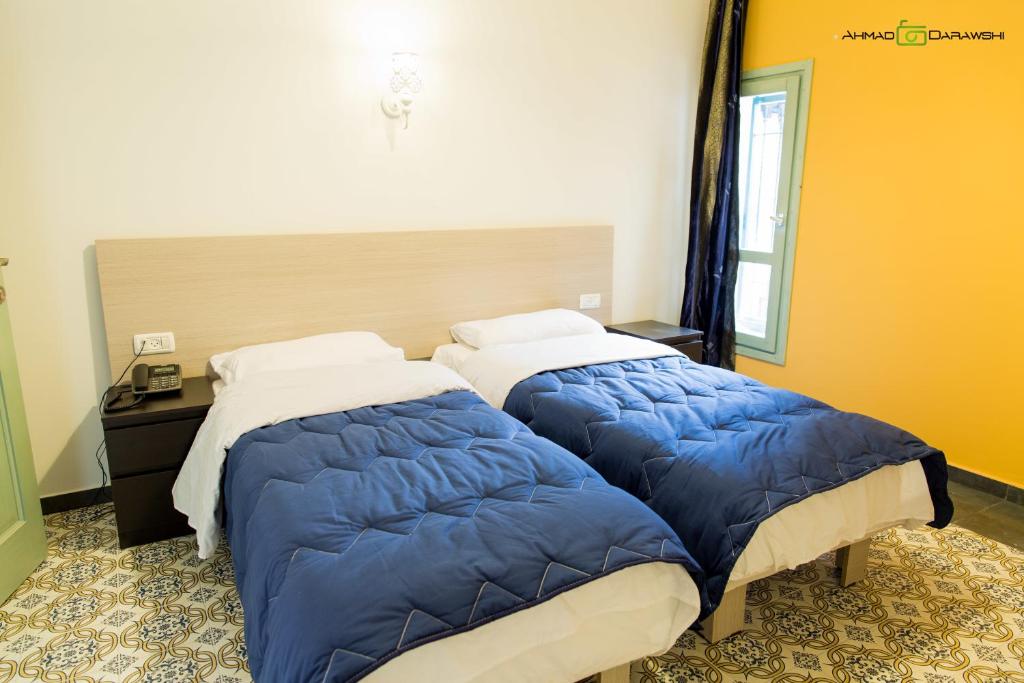 Voodi või voodid majutusasutuse Al-Hakim Boutique Hotel Old Town Nazareth toas