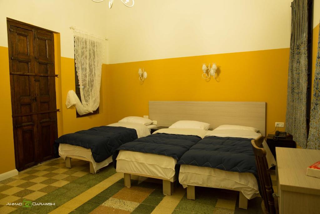Voodi või voodid majutusasutuse Al-Hakim Boutique Hotel Old Town Nazareth toas