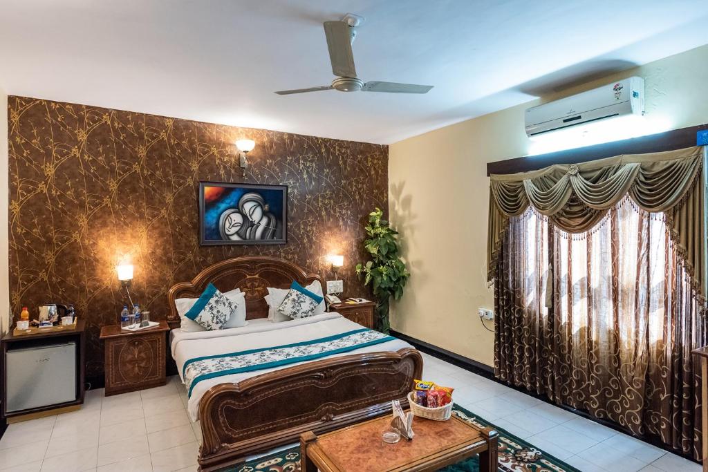a bedroom with a large bed in a room at Yorkshire Inn in Mount Ābu