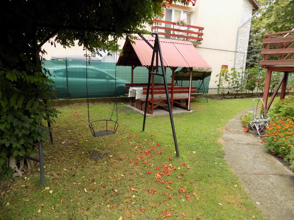 Vonkajšia záhrada v ubytovaní Charlie Vendégház,emelet 8 fős,100m2-es apartman