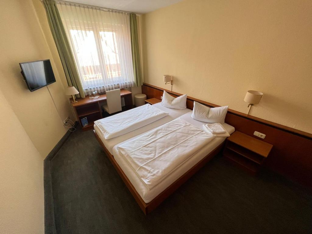 Postel nebo postele na pokoji v ubytování Hotel-Gasthof Postbräu Dingolfing