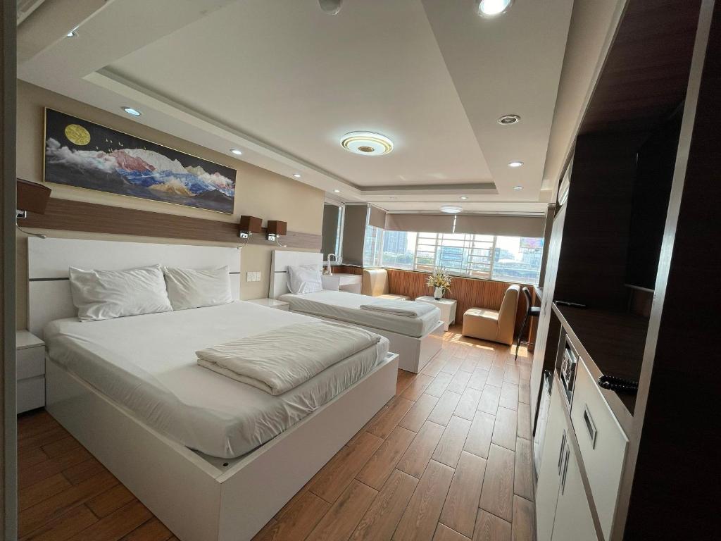 - une chambre avec un lit et une télévision dans l'établissement Binh An Hotel, à Hô-Chi-Minh-Ville