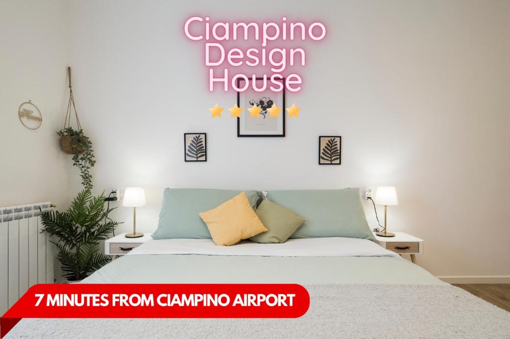1 dormitorio con 1 cama con un cartel en la pared en Casa Design Con A/C e WiFi_[7 MINUTI CIAMPINO AEROPORTO], en Ciampino