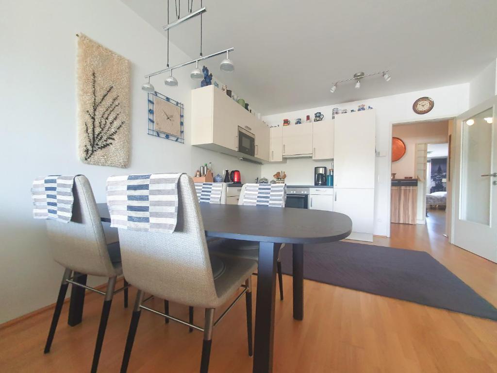 - une table à manger et des chaises dans la cuisine dans l'établissement Near Lake Two Bedroom Apartment, à Vienne