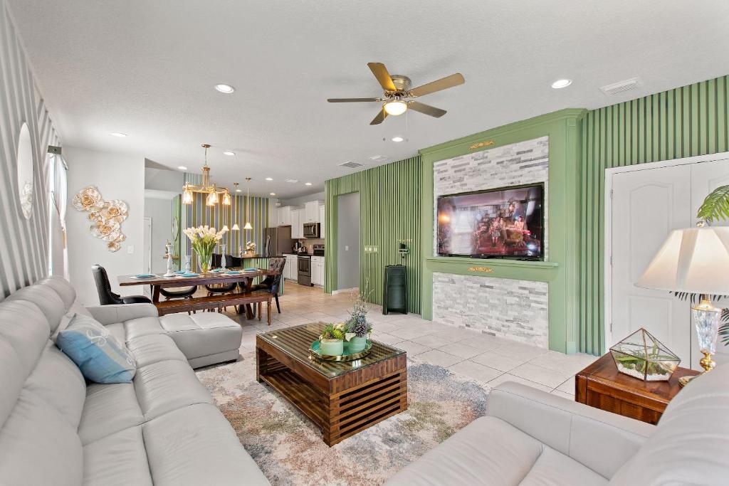 Телевизор и/или развлекательный центр в Stylish Cozy Family Getaway with Private Pool and Lake View