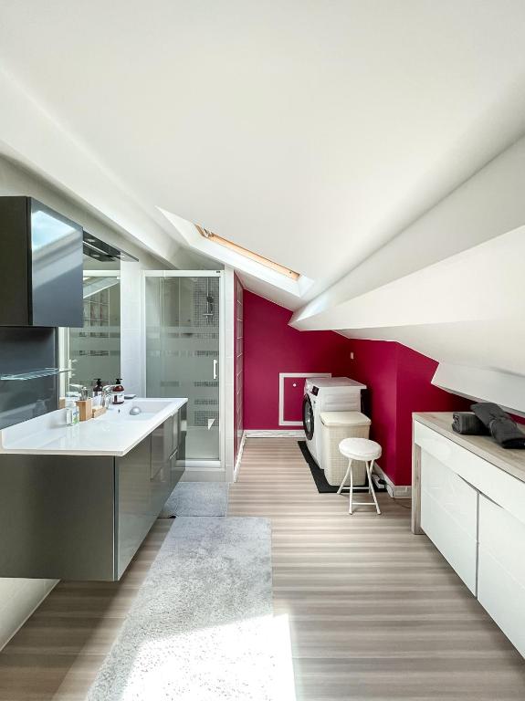- une cuisine avec un évier blanc et des murs rouges dans l'établissement A1 Champagne Loft - 105 m2 6 personnes - Place de la République - Châlons en Champagne, à Châlons-en-Champagne