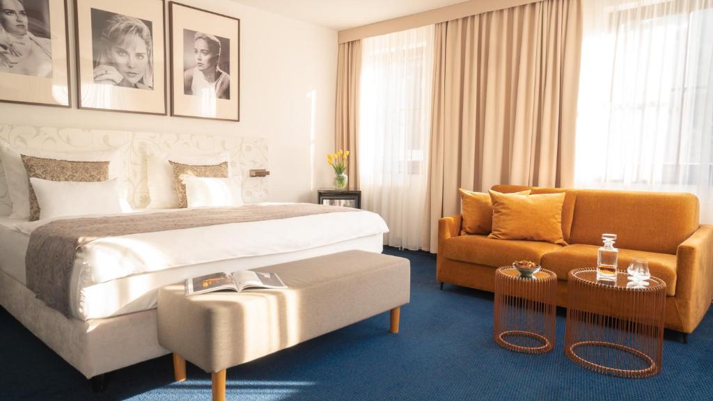 Postel nebo postele na pokoji v ubytování Savoy Hotel