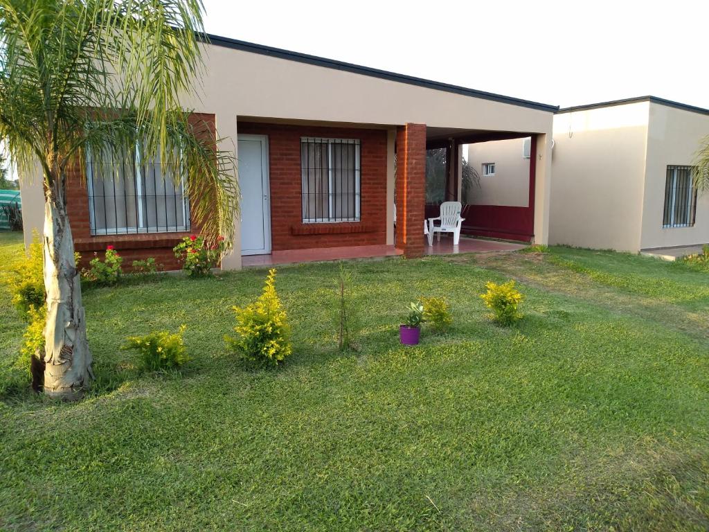 una casa con una palmera en el patio en El Timbo en San José