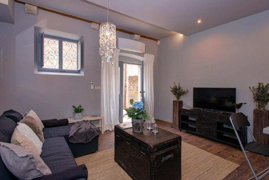 TV a/nebo společenská místnost v ubytování Heraclea Residential Apartments