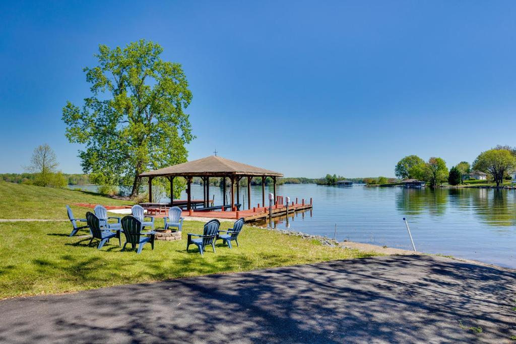 un quai avec des chaises et un kiosque sur un lac dans l'établissement The View - Waterfront Lake Anna Home with Dock!, à Bumpass