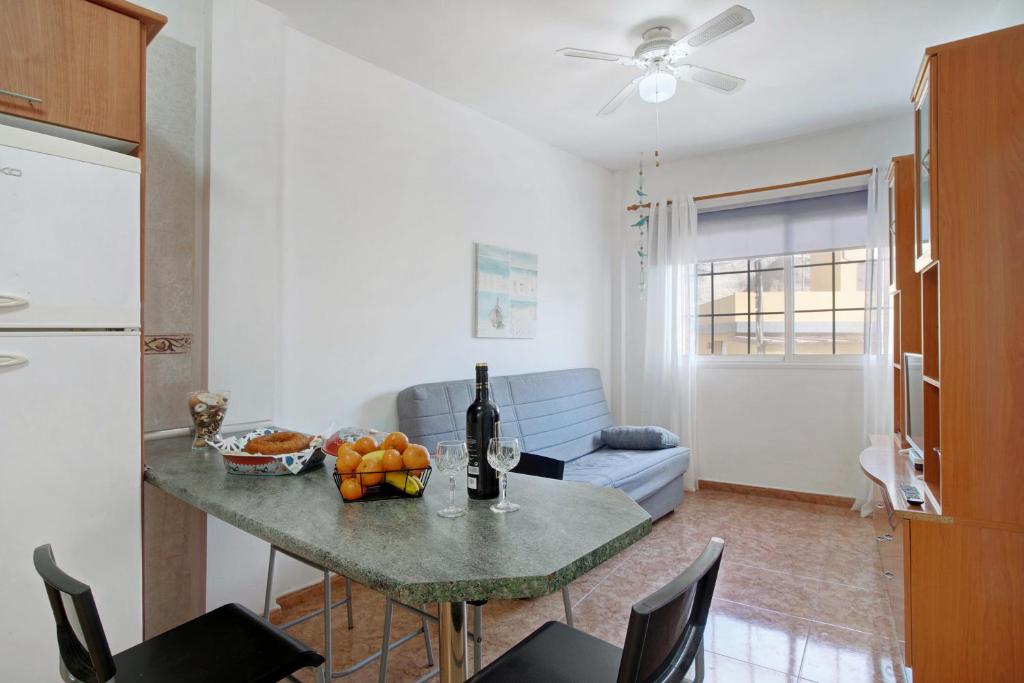 a kitchen and living room with a table and a couch at Las Arenas Medio in La Mareta