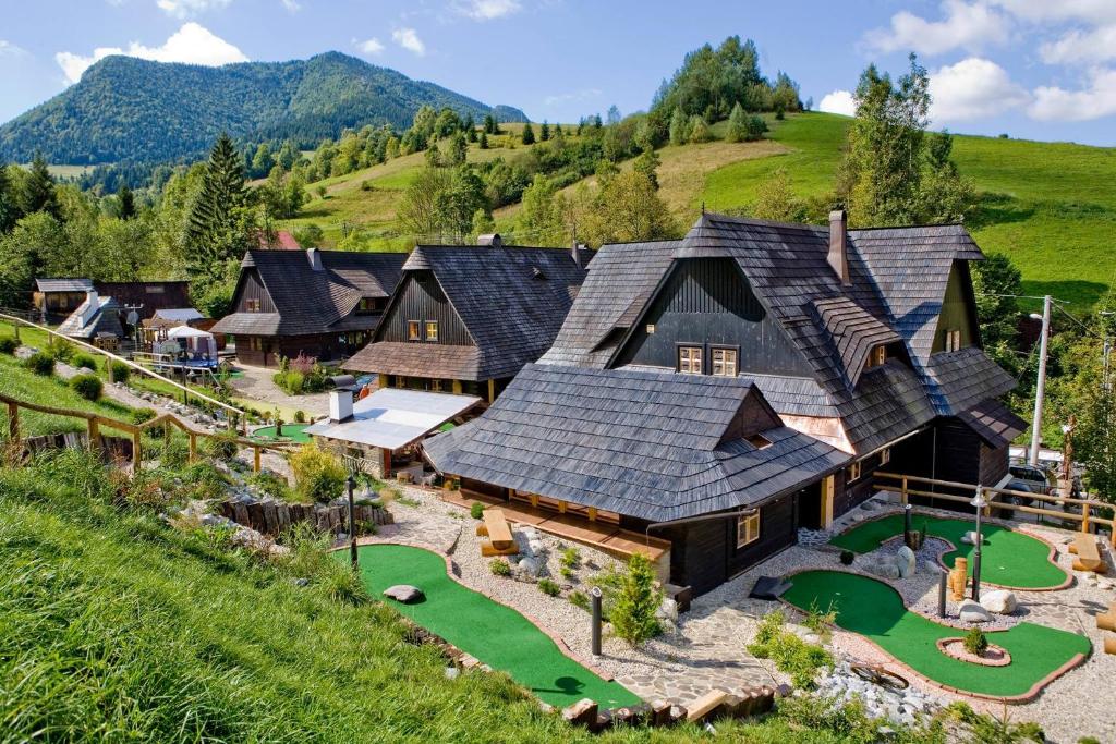 eine Luftansicht eines Heims mit einem Golfplatz in der Unterkunft Wellness rezort Jánošíkov dvor in Zázrivá