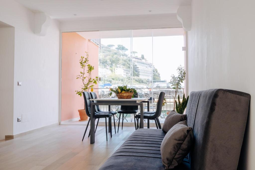 uma sala de jantar com mesa e cadeiras em Maison Lorelle Sorrento em Sorrento