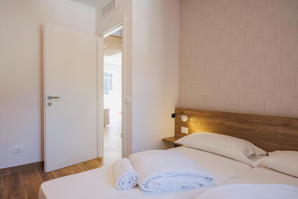 Postel nebo postele na pokoji v ubytování Lake Side Suites