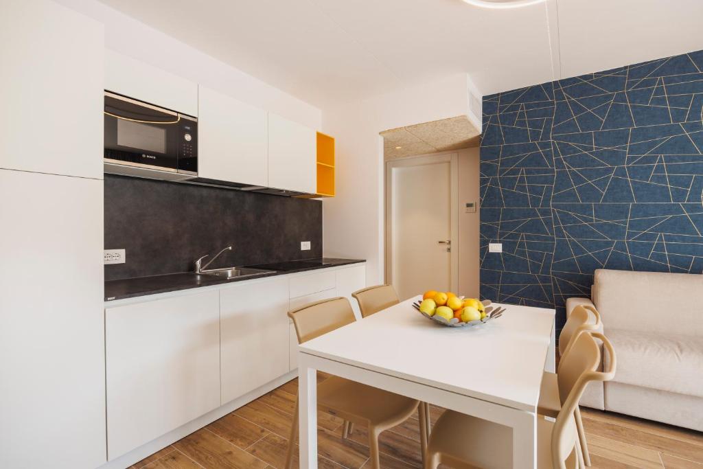 Kuchyň nebo kuchyňský kout v ubytování Lake Side Suites